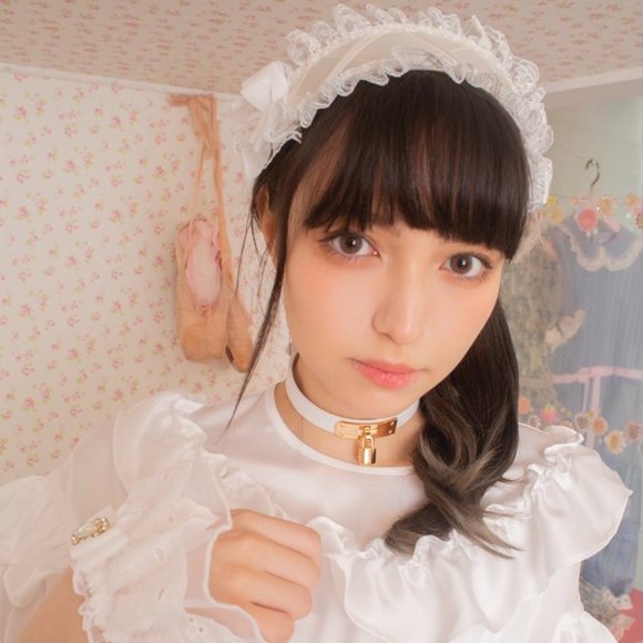 RoseMarie Seoir lace headdress with pearl hearts - Picture 5 of 7